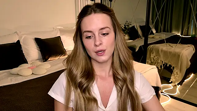 RozzitaBedberry online show from April 7, 1:11 pm