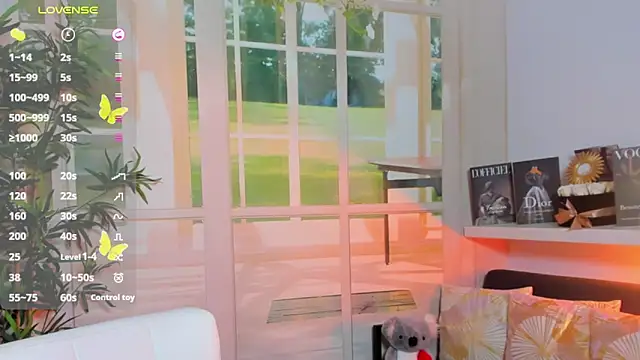 pretty little thing online show from March 11, 1:05 am