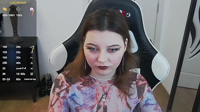 pretty little thing online show from February 28, 4:19 pm