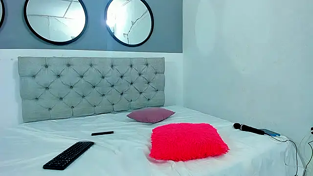 Snapshot of Sophie_and_andress chatting on October 7, 11:46 pm Sophie and andress online show from October 7, 11:46 pm