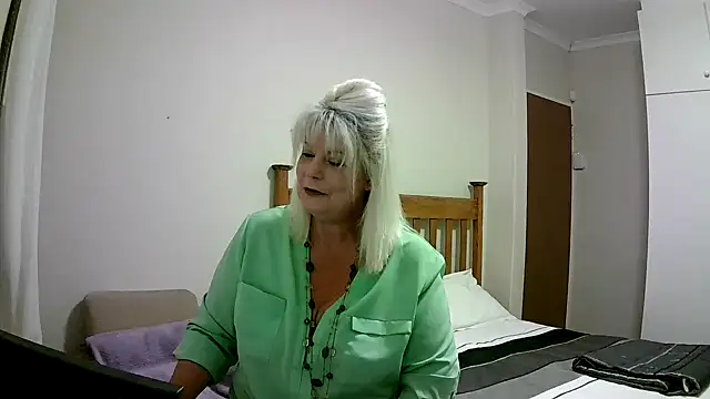 Snapshot of Miahotmilf chatting on January 1, 7:43 pm Miahotmilf online show from January 1, 7:43 pm