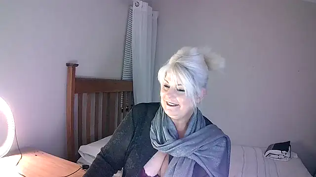 Snapshot of Miahotmilf chatting on February 2, 7:46 pm Miahotmilf online show from February 2, 7:46 pm