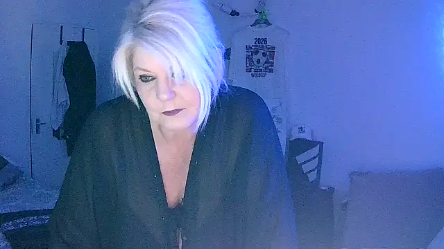 Snapshot of Miahotmilf chatting on June 19, 7:06 pm Miahotmilf online show from June 19, 7:06 pm