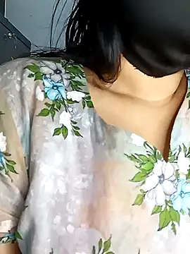Snapshot of Tishani chatting on January 28, 12:22 pm Tishani online show from January 28, 12:22 pm