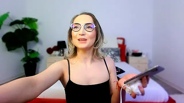 CharmingAnnie online show from April 6, 6:31 pm