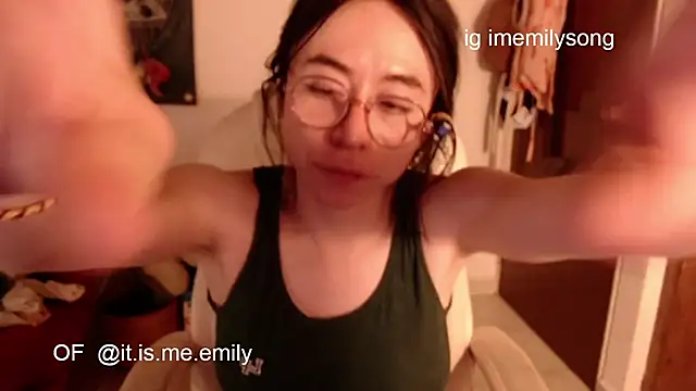 Snapshot of emily_pearl_ chatting on March 2, 11:11 pm emily pearl online show from March 2, 11:11 pm