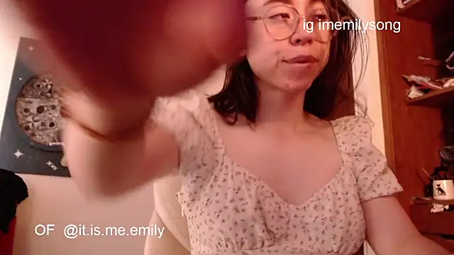 Snapshot of emily_pearl_ chatting on March 13, 1:18 pm emily pearl online show from March 13, 1:18 pm