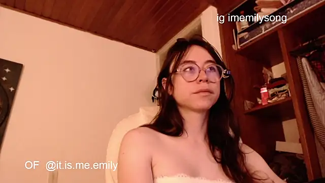 Snapshot of emily_pearl_ chatting on March 19, 11:09 pm emily pearl online show from March 19, 11:09 pm