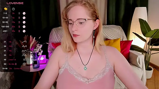 Snapshot of Aemilia_ chatting on May 7, 8:42 am Aemilia online show from May 7, 8:42 am