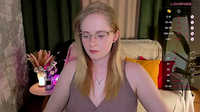 Snapshot of Aemilia_ chatting on June 3, 8:28 am Aemilia online show from June 3, 8:28 am