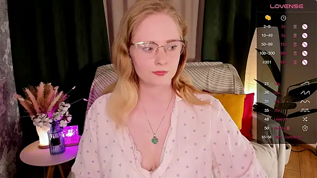 Snapshot of Aemilia_ chatting on June 11, 8:23 am Aemilia online show from June 11, 8:23 am