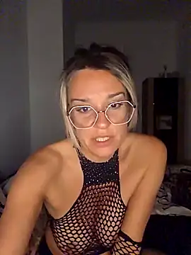 Snapshot of SpicyVicky chatting on May 15, 4:30 am SpicyVicky online show from May 15, 4:30 am