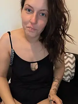 Snapshot of Linalicious chatting on May 25, 12:00 pm Linalicious online show from May 25, 12:00 pm