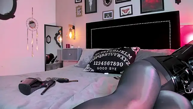 ninaevanss  online show from February 4, 9:31 pm