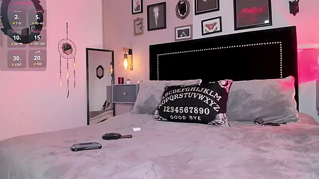 ninaevanss  online show from February 8, 8:01 pm