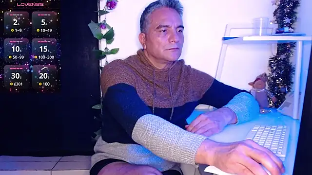 Snapshot of golden_punisher chatting on December 3, 4:58 am golden punisher online show from December 3, 4:58 am