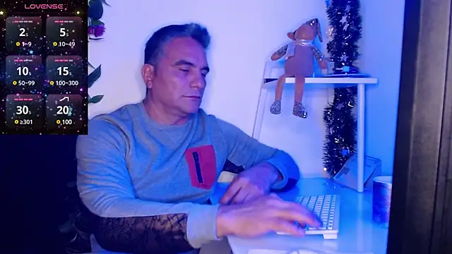 Snapshot of golden_punisher chatting on December 5, 5:15 am golden punisher online show from December 5, 5:15 am