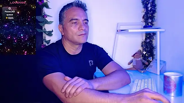 Snapshot of golden_punisher chatting on December 11, 8:15 am golden punisher online show from December 11, 8:15 am