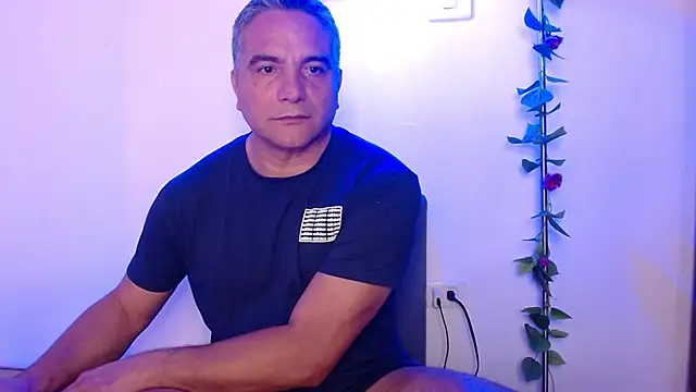 Snapshot of golden_punisher chatting on March 4, 3:55 am golden punisher online show from March 4, 3:55 am