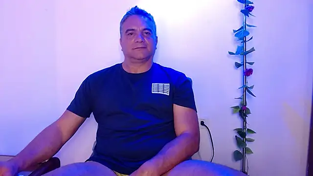 Snapshot of golden_punisher chatting on March 4, 6:58 am golden punisher online show from March 4, 6:58 am