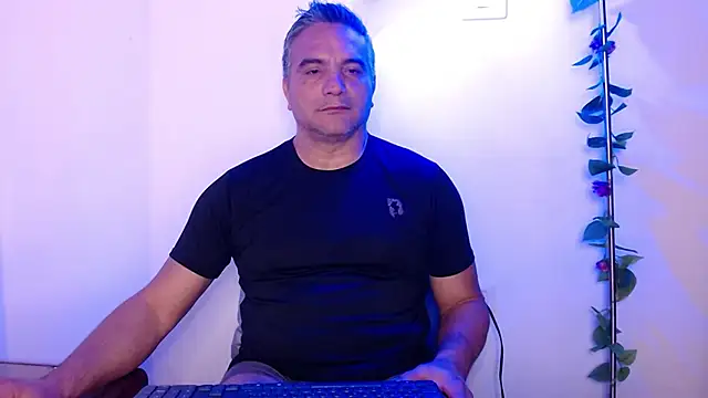 Snapshot of golden_punisher chatting on March 14, 4:54 am golden punisher online show from March 14, 4:54 am