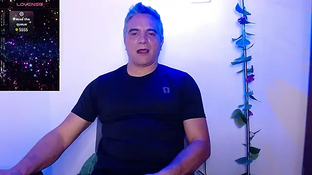 Snapshot of golden_punisher chatting on March 22, 3:09 am golden punisher online show from March 22, 3:09 am