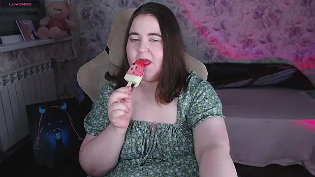 Snapshot of Estelle_Hicks chatting on June 1, 7:04 pm Estelle Hicks online show from June 1, 7:04 pm