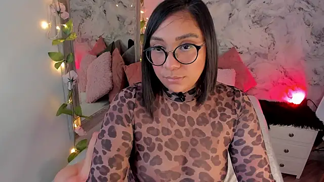 Snapshot of Bella_desi_ chatting on July 15, 12:43 pm Bella desi online show from July 15, 12:43 pm