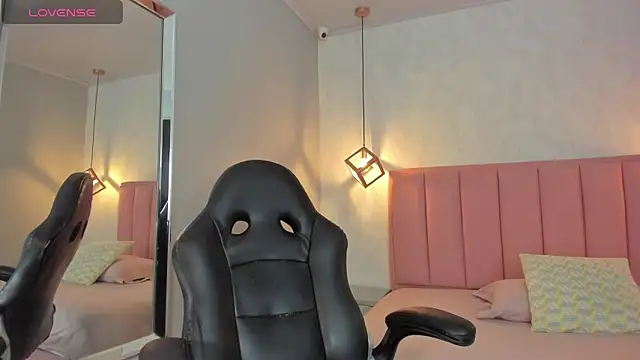 SUNNYCYRUS online show from March 25, 12:44 pm