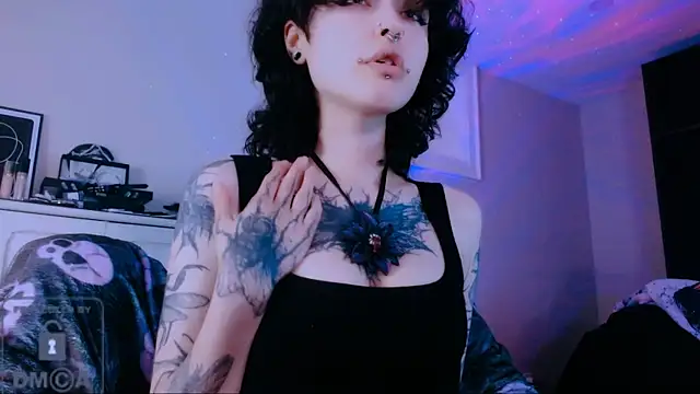 Snapshot of NaughtyLittleFox chatting on June 20, 4:37 am NaughtyLittleFox online show from June 20, 4:37 am