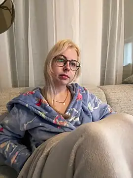 Livewithlucy online show from February 4, 7:47 am