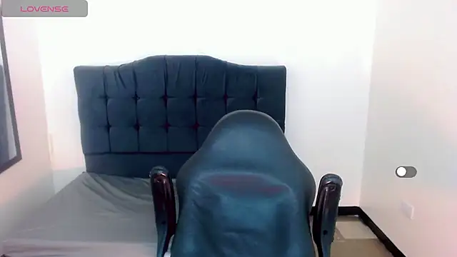 Snapshot of la_ratona_1 chatting on December 30, 11:28 pm la ratona 1 online show from December 30, 11:28 pm