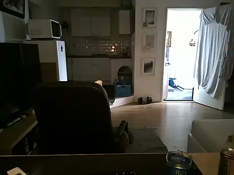 Snapshot of mihaimichael chatting on June 5, 11:27 am mihaimichael online show from June 5, 11:27 am