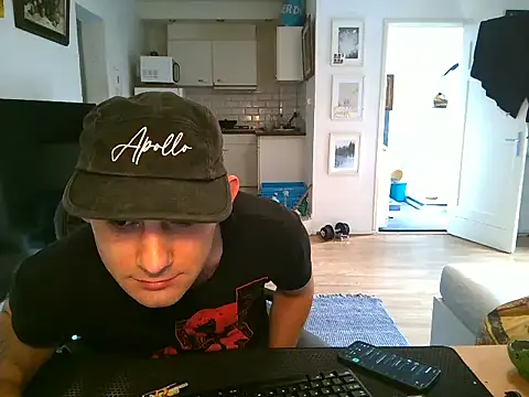 Snapshot of mihaimichael chatting on June 13, 11:52 am mihaimichael online show from June 13, 11:52 am