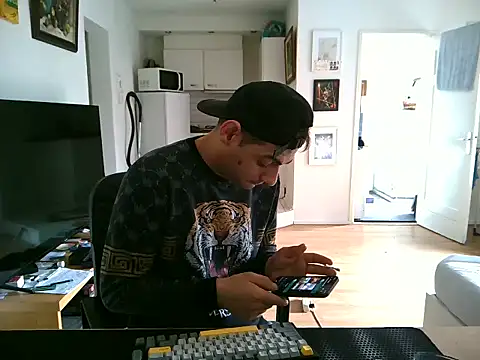 Snapshot of mihaimichael chatting on July 5, 12:01 pm mihaimichael online show from July 5, 12:01 pm