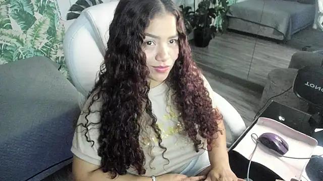 loly marce online show from December 3, 9:57 pm