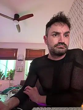 Snapshot of tomz0819 chatting on March 8, 8:33 am tomz0819 online show from March 8, 8:33 am