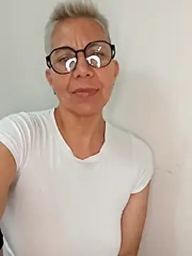 Snapshot of luz_bella chatting on December 9, 2:24 am luz bella online show from December 9, 2:24 am