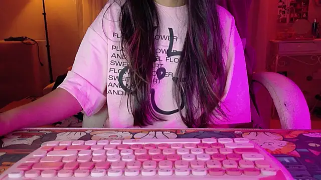 Snapshot of AllisonCatUwU chatting on June 17, 4:08 pm AllisonCatUwU online show from June 17, 4:08 pm