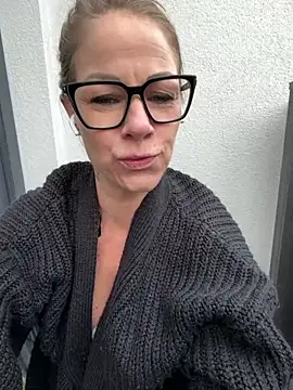Snapshot of Tatjana_Sue chatting on April 21, 3:28 pm Tatjana Sue online show from April 21, 3:28 pm