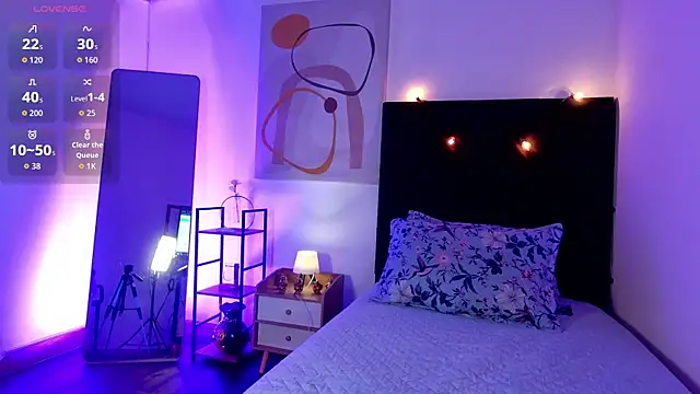Snapshot of littleebluee chatting on May 22, 7:52 pm littleebluee online show from May 22, 7:52 pm