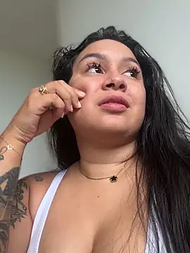 Pretty Isadora online show from April 5, 9:01 pm