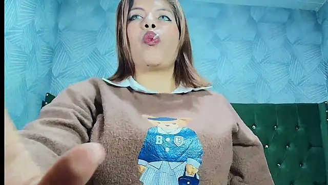Snapshot of CurvyJulieth chatting on May 4, 11:23 pm CurvyJulieth online show from May 4, 11:23 pm