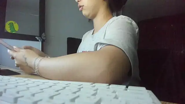 Snapshot of Fiore_Sanz_ chatting on December 23, 11:17 pm Fiore Sanz online show from December 23, 11:17 pm