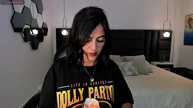 Snapshot of VictoriaMilan_ chatting on December 11, 8:28 pm VictoriaMilan online show from December 11, 8:28 pm