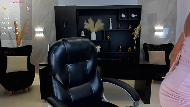 Snapshot of VictoriaMilan_ chatting on March 5, 9:37 pm VictoriaMilan online show from March 5, 9:37 pm