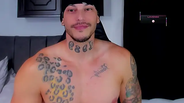 Snapshot of RickG_Oficial chatting on April 2, 9:56 pm RickG Oficial online show from April 2, 9:56 pm
