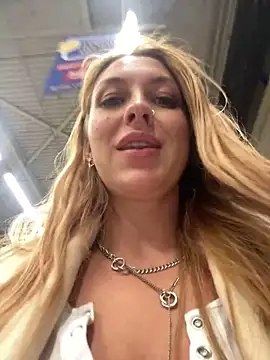 Snapshot of Sweet___Emily chatting on December 4, 8:51 pm Sweet   Emily online show from December 4, 8:51 pm