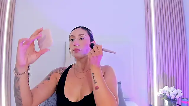 Emily robertss online show from April 18, 11:14 am