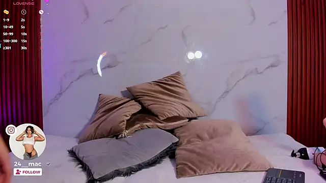 Snapshot of amelie_leigh chatting on December 31, 4:27 am amelie leigh online show from December 31, 4:27 am